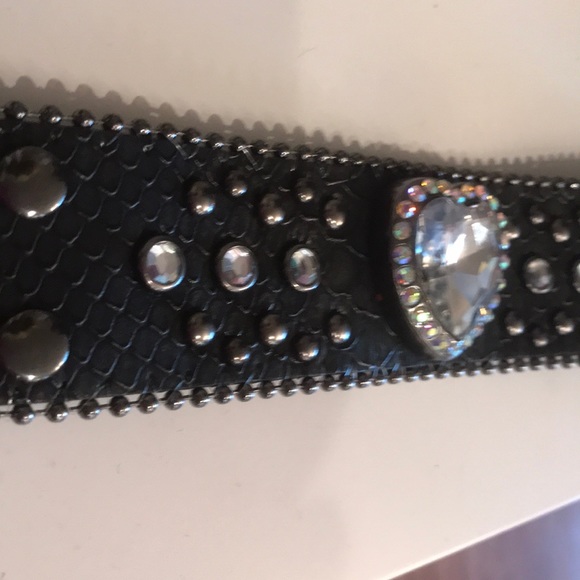 LEATHER CUFF BRACELET WITH HEART RHINESTONE - Picture 5 of 8